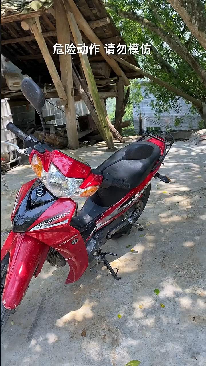 迪迦奥特曼骑摩托车片段(两人玩迪迦奥特曼所有形态)