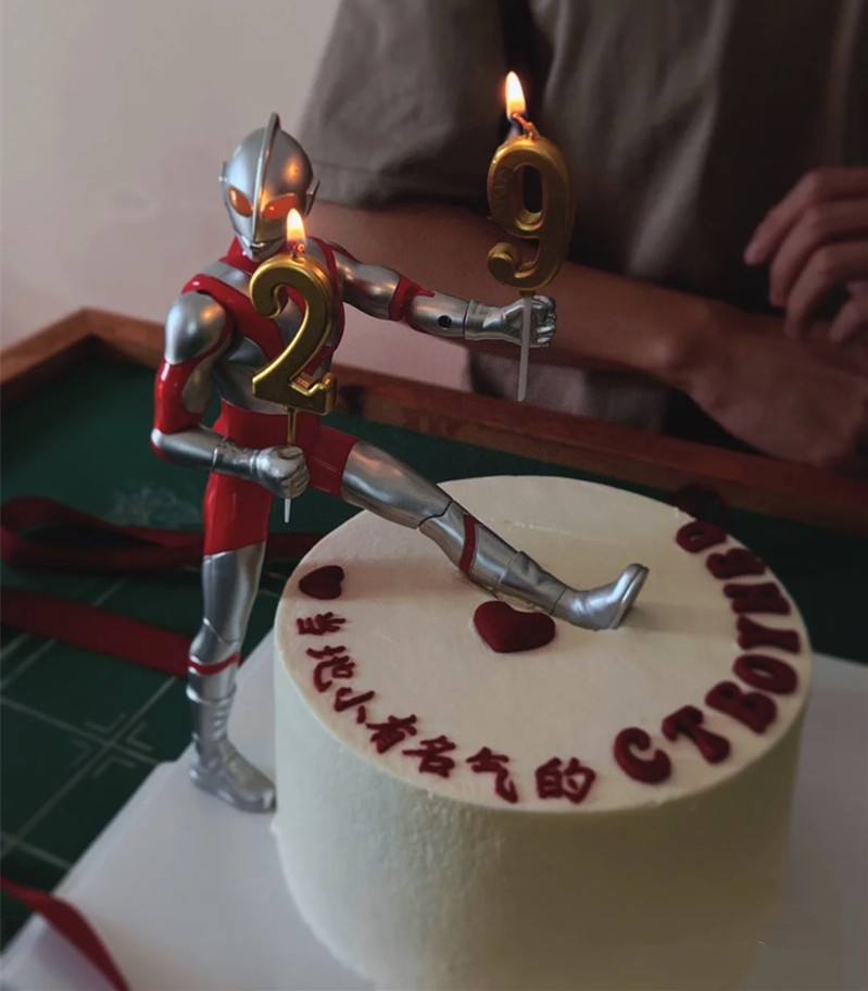 铠甲勇士造型蛋糕图片(铠甲勇士蛋糕马上就好啊)