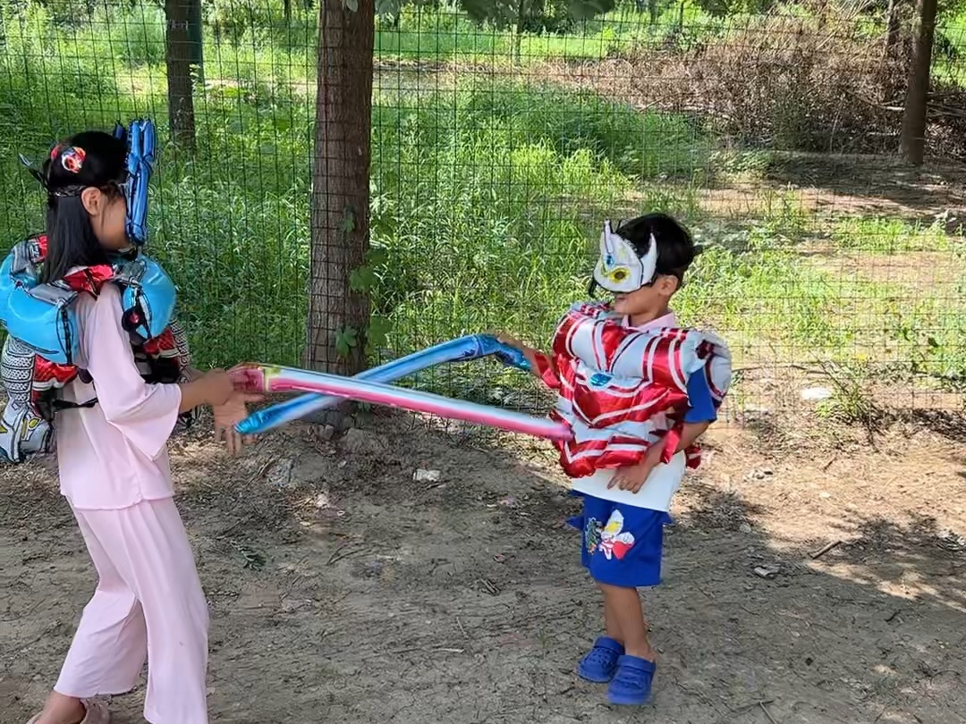 用长气球扭奥特曼(奥特曼里拿气球的小怪兽)