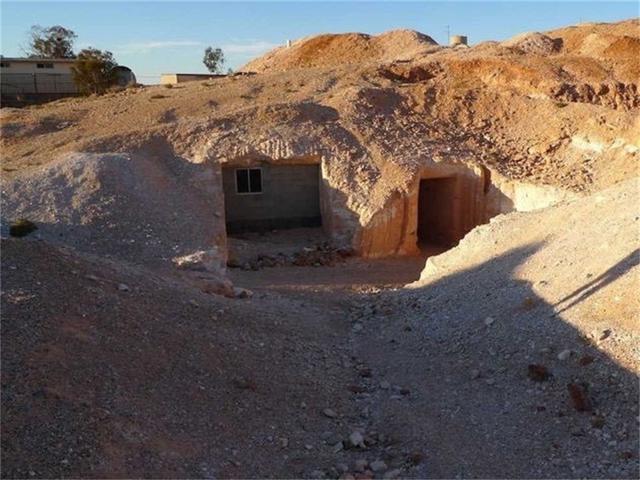 牛人野外建造地下城(野外牛人挖土造地下房子)