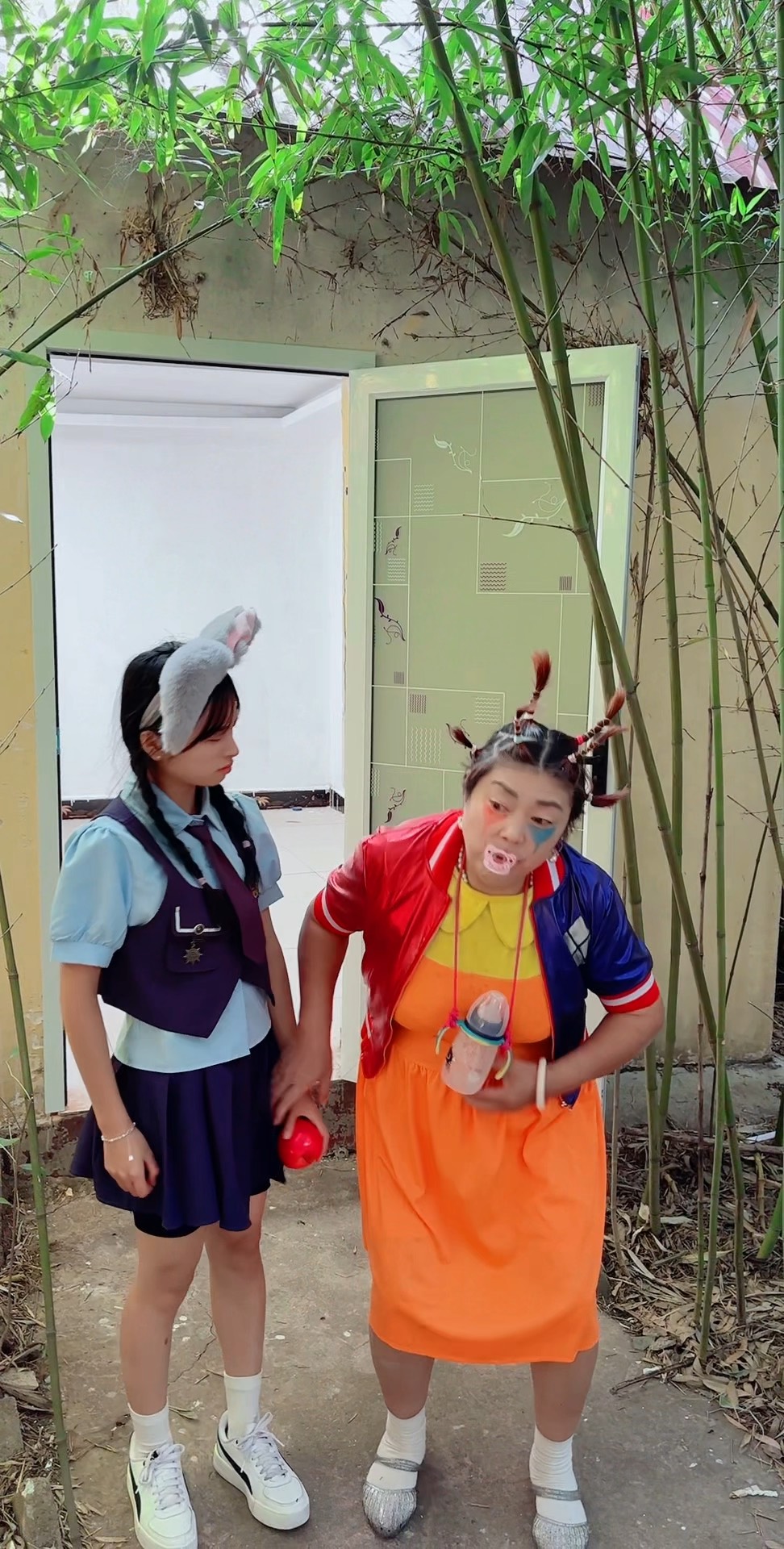 看不小丑奶奶版本(没想到小丑奶奶会打人)