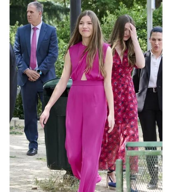 索菲亚生六胞胎攻略(索菲亚王妃拼三胎继承王位)