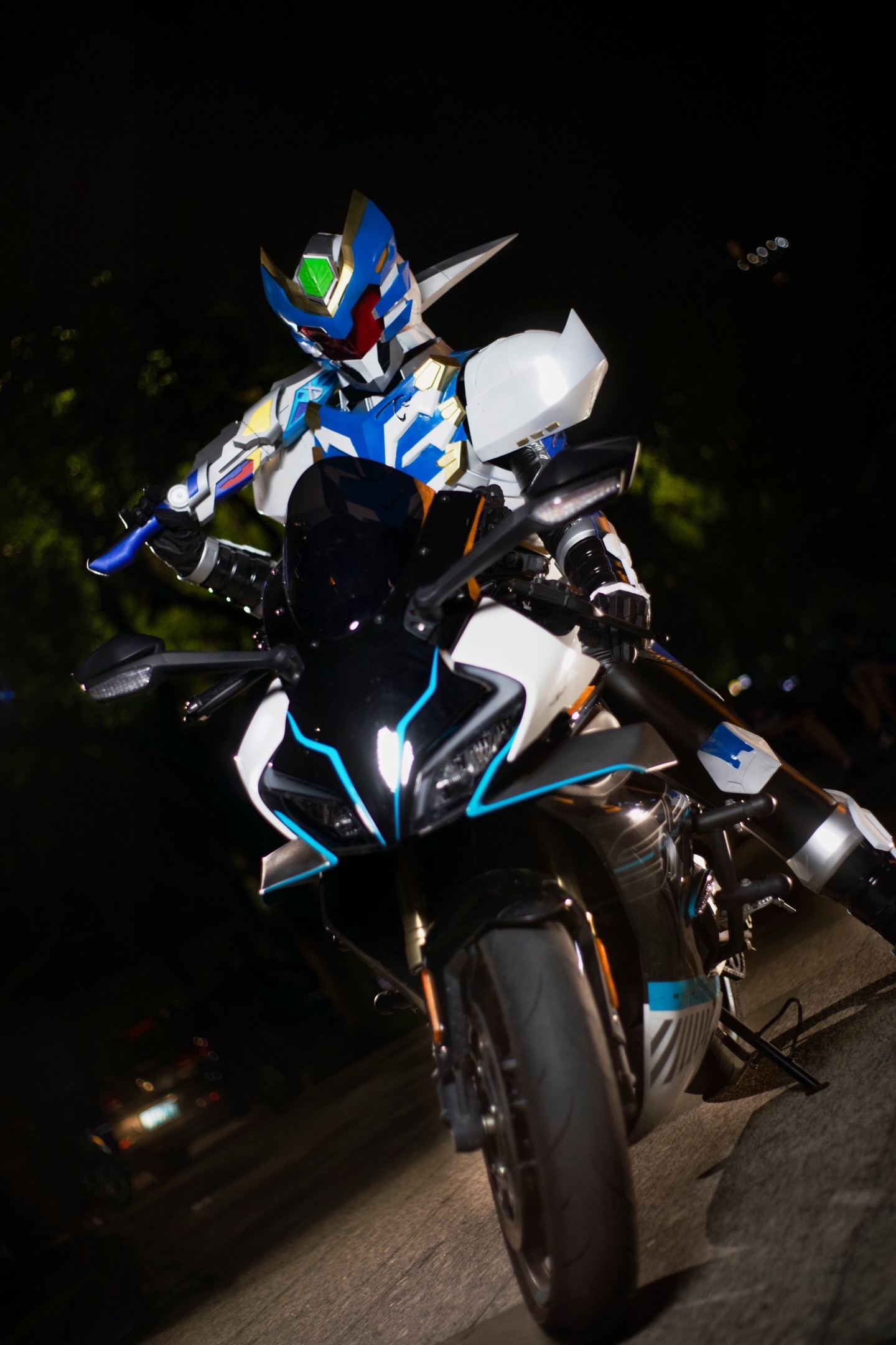 铠甲勇士赛车摩托(铠甲勇士骑摩托车变身)